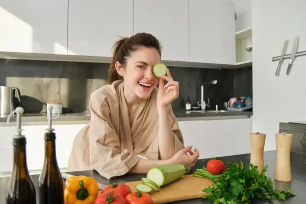 Slăbit sănătos la început de vară: cum să ai mese sățioase fără să numeri calorii